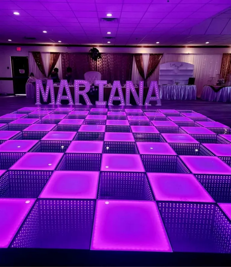 Paars verlichte LED-dansvloer in een feestzaal, met verlichte lichtletters langs de rand