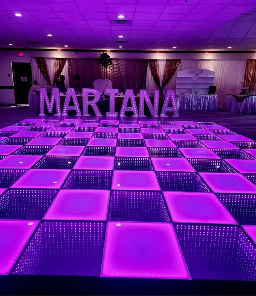 Paars verlichte LED-dansvloer in een feestzaal, met verlichte lichtletters langs de rand